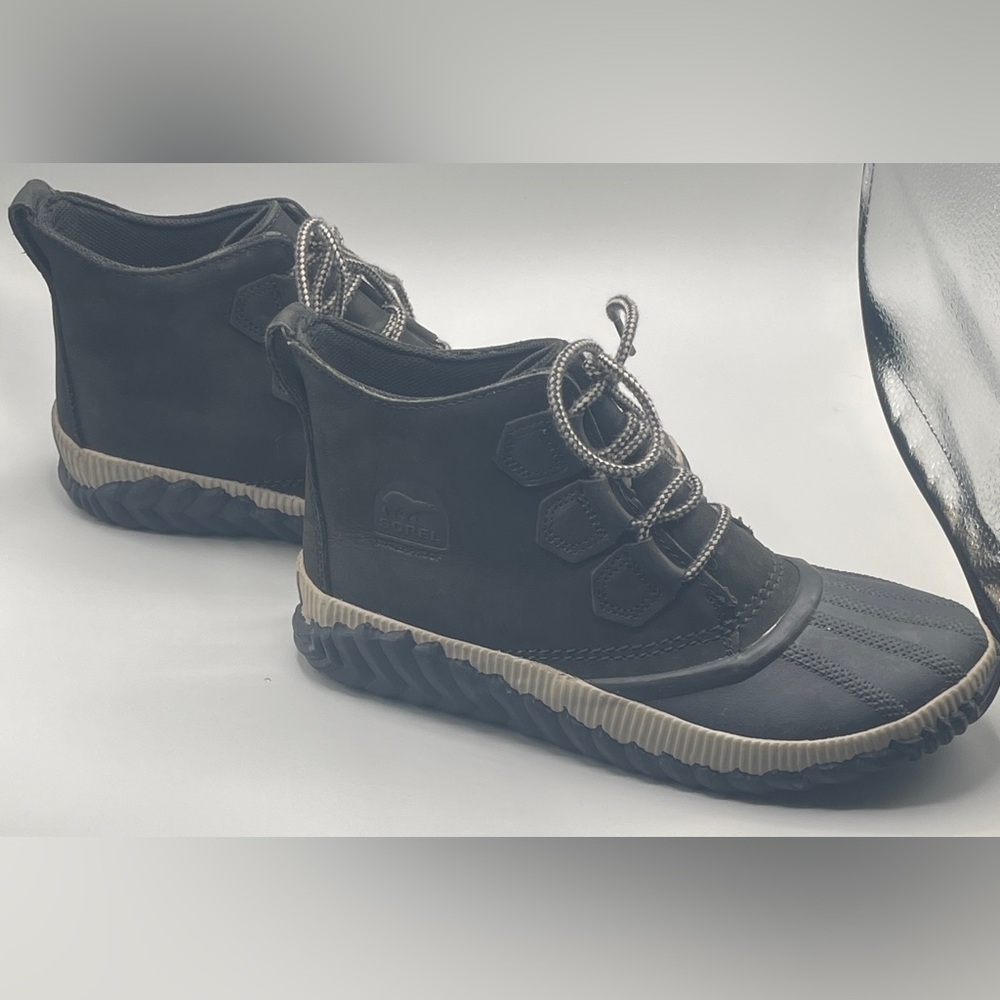 Sorel Woman's Out N About Plus Waterproof‎ Boots size 7 black and grey coloring
